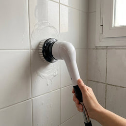 Juntas del baño limpiadas con el cepillo giratorio