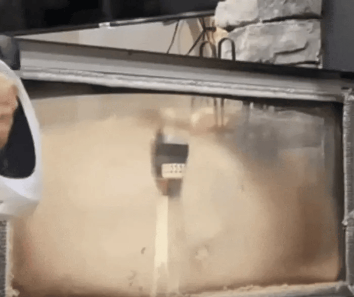 Vapor limpiando una pared